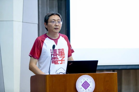 20230704-导师导员齐合力,共书育人新篇章——记辅导员们的师门故事-院系供图-电子系王劲涛老师.png
