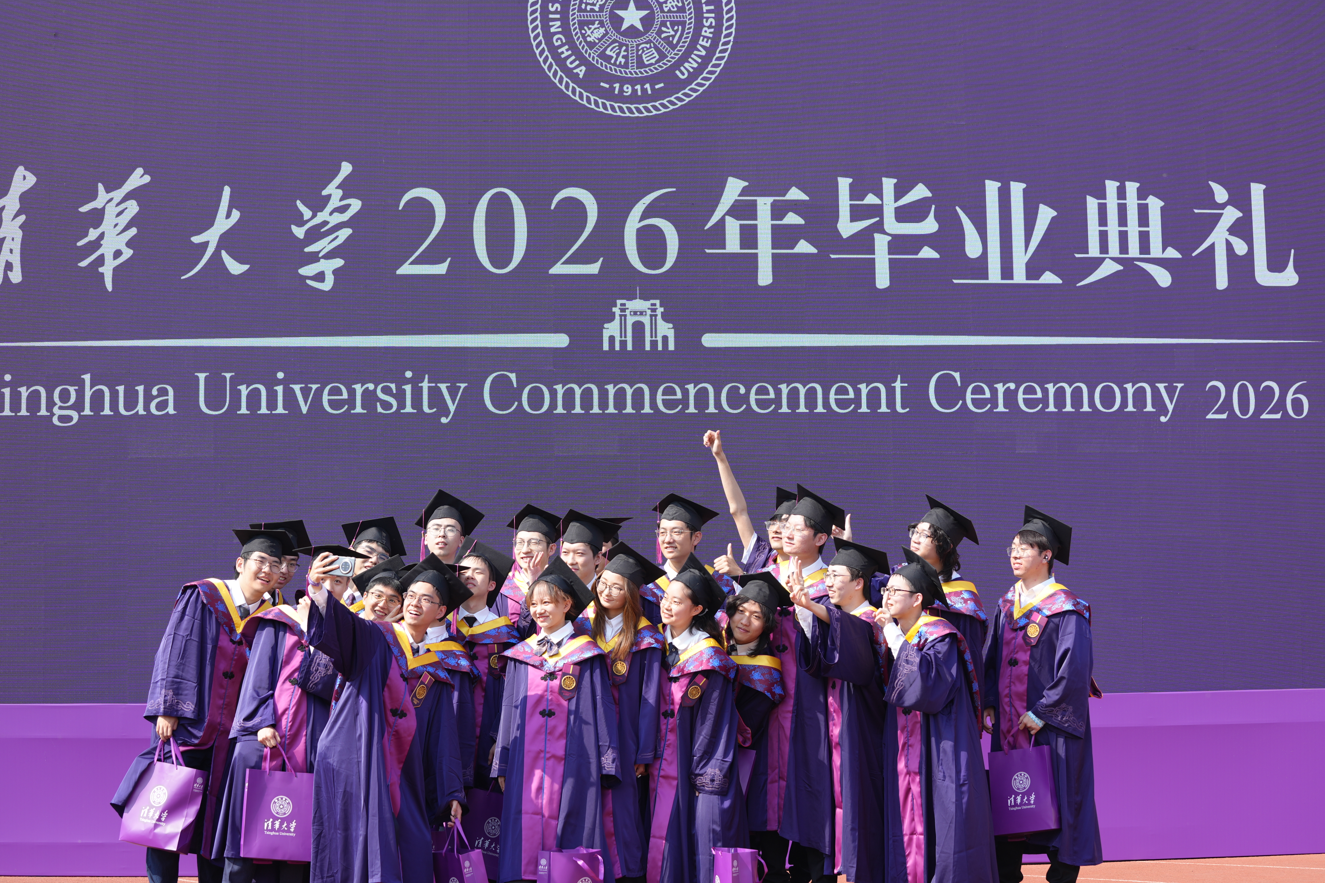 20260627-本科生毕业典礼-黄润南摄影-毕业组图.jpg