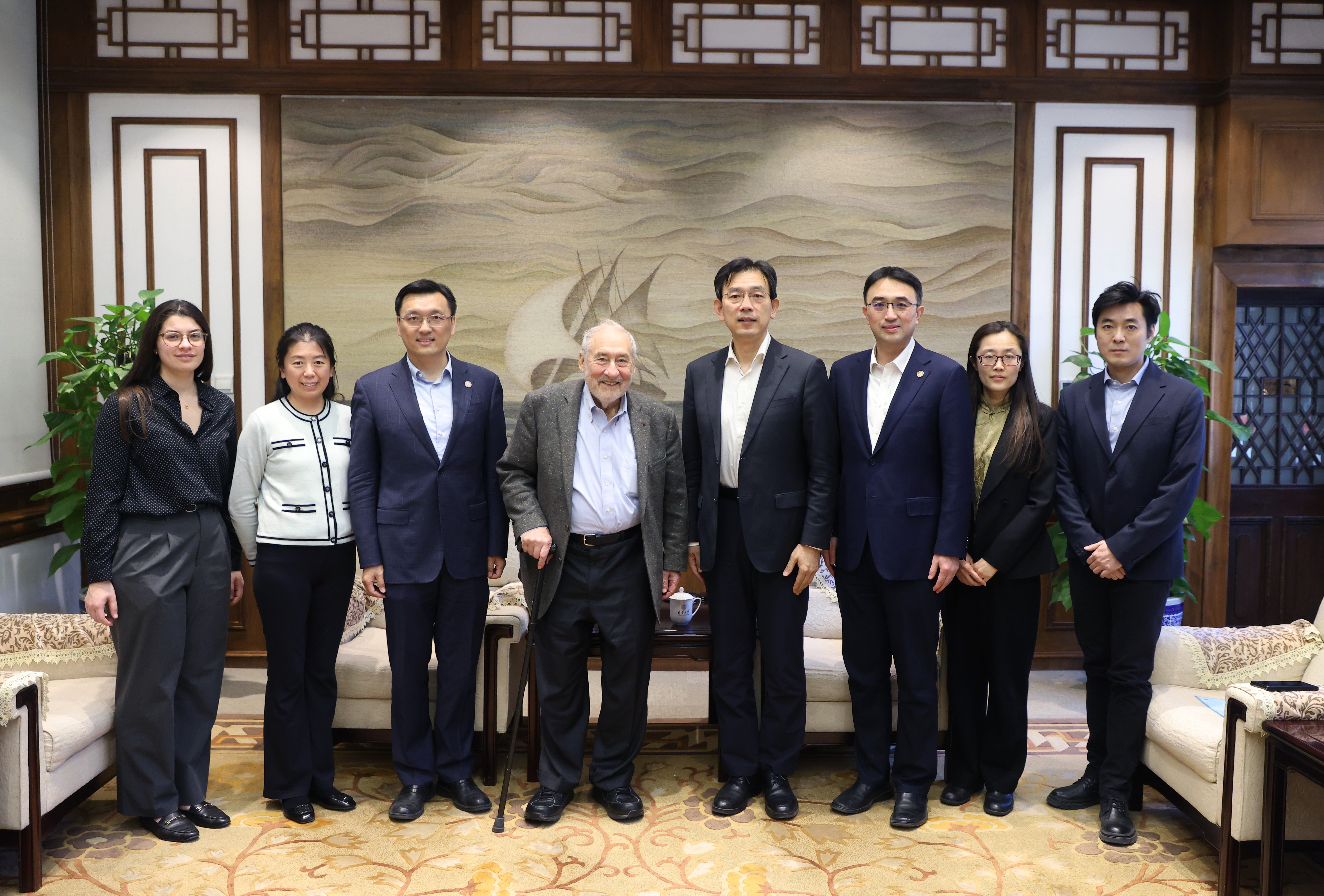 20250320-李路明校长会见诺贝尔经济学奖得主、美国哥伦比亚大学教授瑟夫·斯蒂格利茨-曹文鹏-合影.jpg