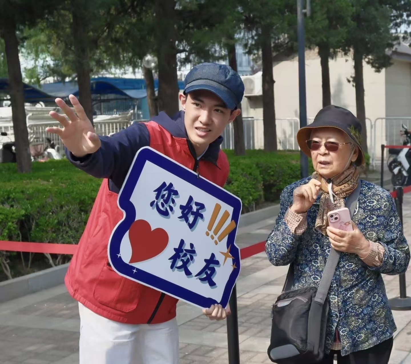20260426-115周年校庆志愿服务-王康政-志愿者陈嘉泰引导校友乘车.jpg