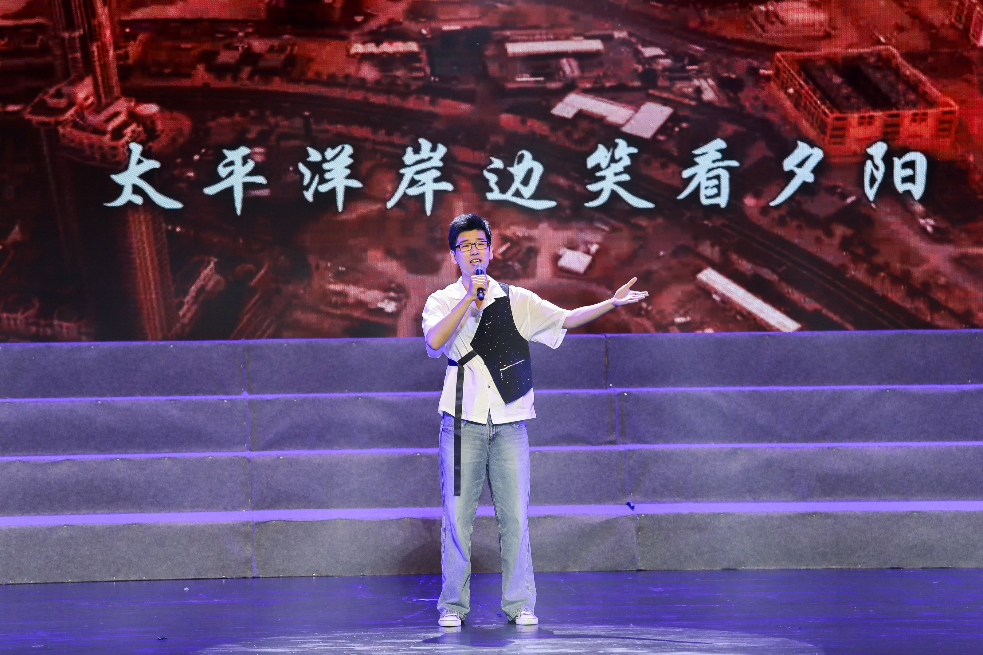 20240428-校庆专场演出-男生独唱《我来自美丽的清华》-艺教中心摄-艺教中心、清华校友总会.jpg