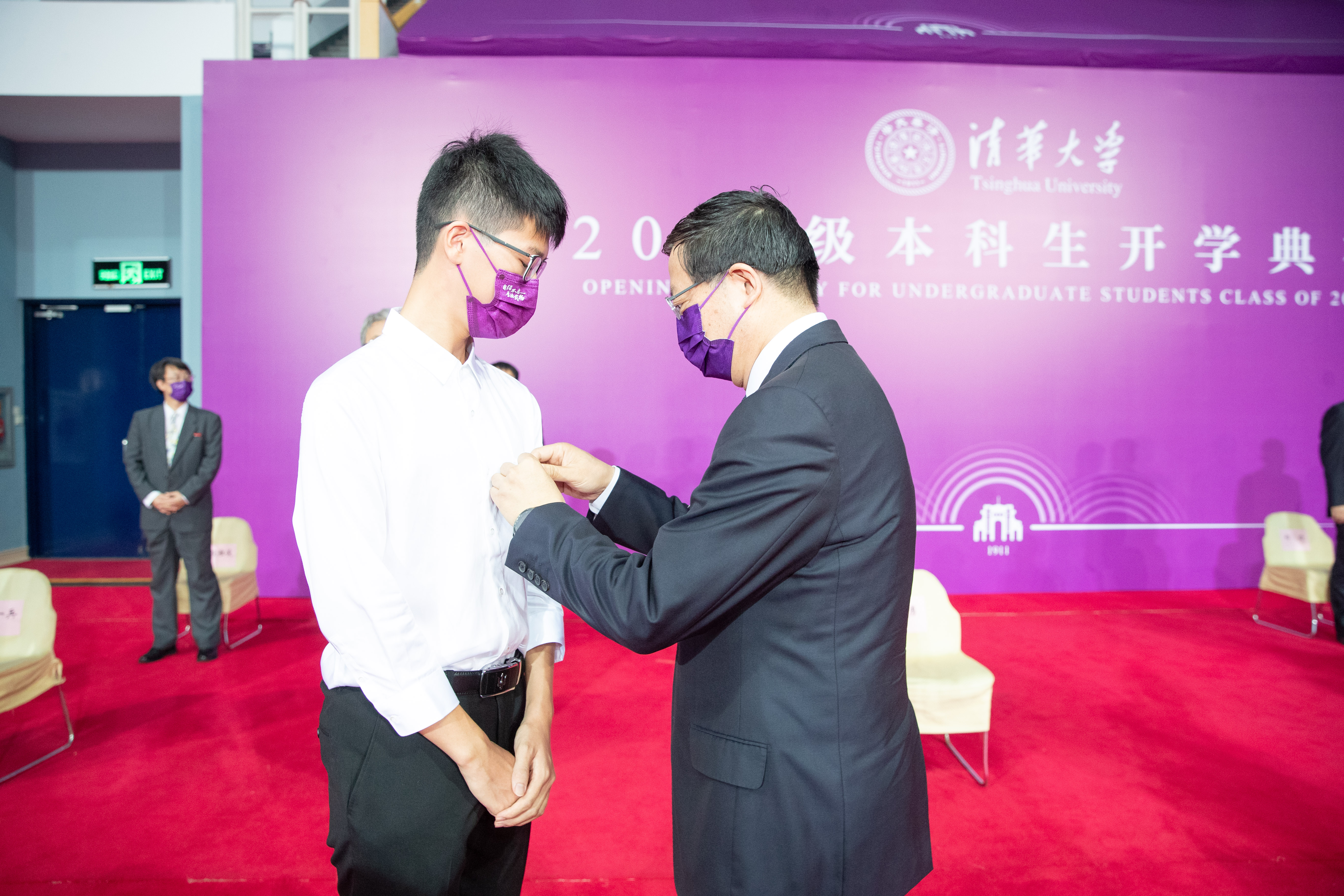 20220818-邱勇为新生代表佩戴99久久久久久久无码|99精品久久99久久久久|亚洲国产成人精品无码一区二区|99久久久无码国产精品免费人妻徽章-开学典礼-李派.jpg